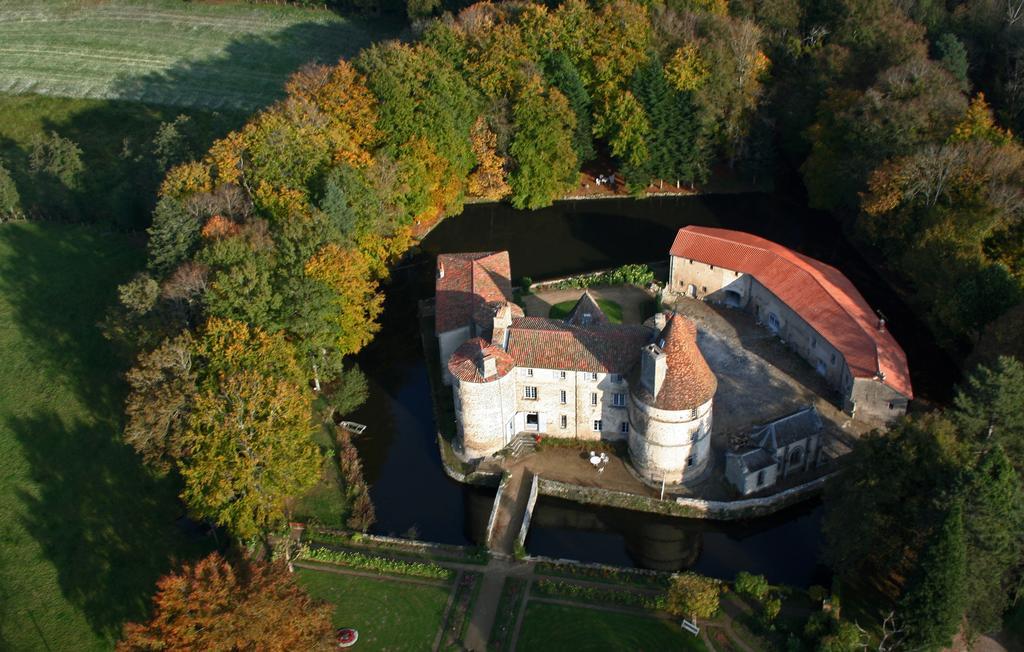 La Loge du Château Saint-Dier-dʼAuvergne Exterior foto